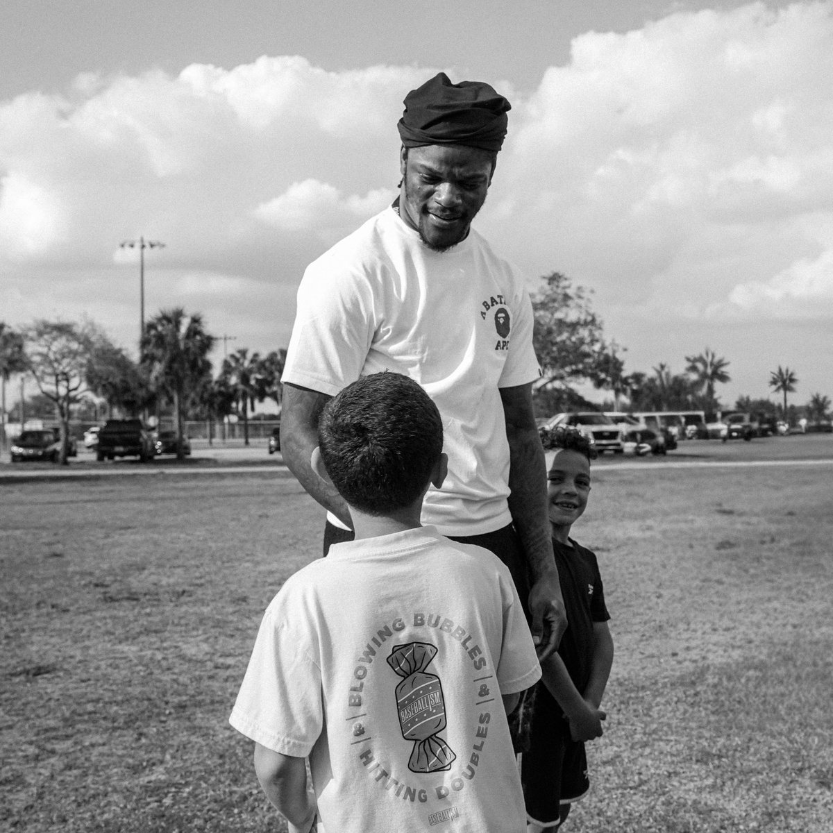 forever8dreamer's tweet photo. It’s all love when @Lj_era8 pulls up! Always for the kids! 🤞🏾🖤 #TRUZZ
📸: TruzzProductionz™ x Next Level Media
.
.
.
.
#lamarjackson #foreverdreamers #kickoffclassic #fyp https://t.co/95HVfLonl8
