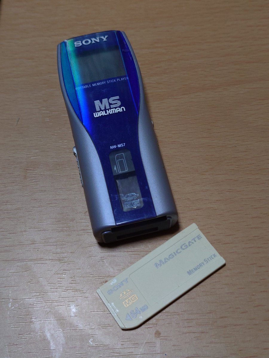 珍しいところで言うと初代メモリースティックウォークマンNW-MS7もある