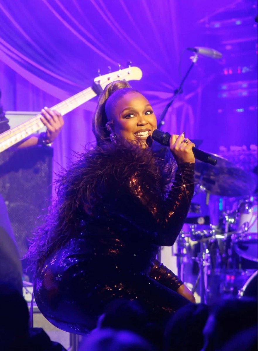 glittermagazine's tweet photo. Lizzo posts her favorite moments from Blue Note Los Angeles. 🎶🌻🤎

#Lizzo #bluenotelosangeles https://t.co/cX4PoNNOCJ