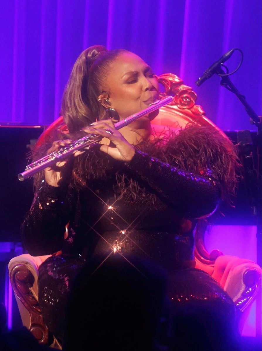 Lizzo posts her favorite moments from Blue Note Los Angeles. 🎶🌻🤎 #Lizzo #bluenotelosangeles