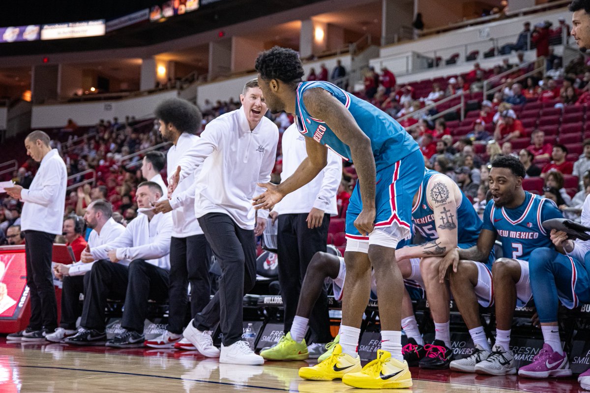 UNMLoboMBB's tweet photo. What a win 🤯✅

#GoLobos https://t.co/frSdp0pYN9
