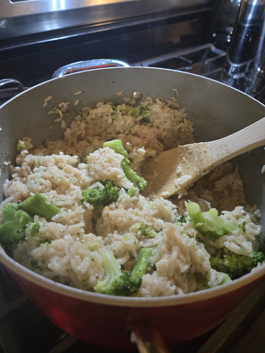 We got the pleasure of catering for <a href="/Lougoshi_/">Magnus🏳️‍🌈💙🔜MFF</a>'s housewarming party!

The main course was a "Chicken Cat-su pasta" 🐈 

and our NSFW friendly option was a "Braised Jasmine Rice with Broc-owo-li" 🍑🍆