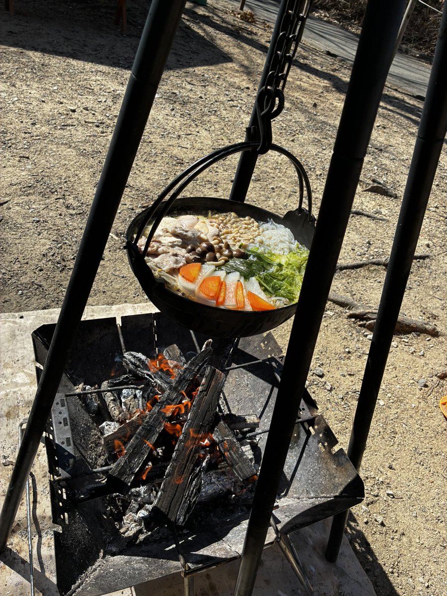 takogang1's tweet photo. 元々串焼きは直火でやろうとしてたけどこんなん網焼きじゃ無いと無理や!!!
BBQもなかったらそのまま持って帰ってるだけになってた良かった!!!
鍋も美味すぎる最高や!!! https://t.co/OvgNZDK8lo