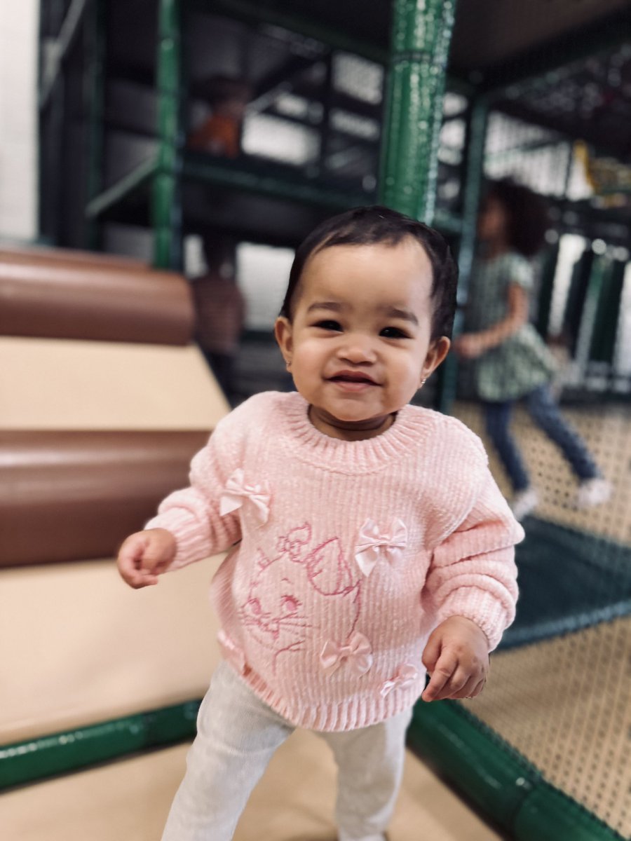 Baby girl had a ball for her first birthday! ❤️🌎😫