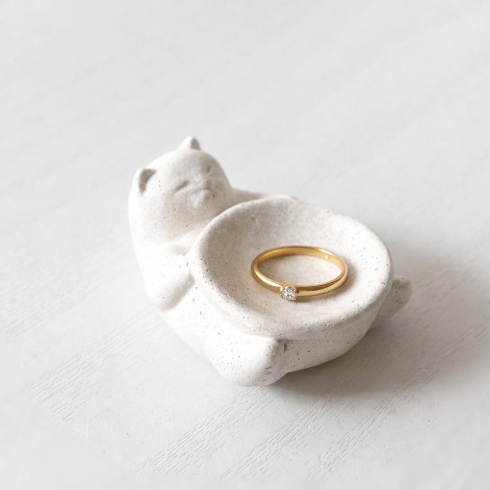 今日は、2月22日。#猫の日 

役目を終えた素材から生まれた、小さな“ねこのかたち”。

MOMI NEKO - Sent &amp; Ring Dishは、
籾殻を配合してつくった静かな存在感のオブジェです。