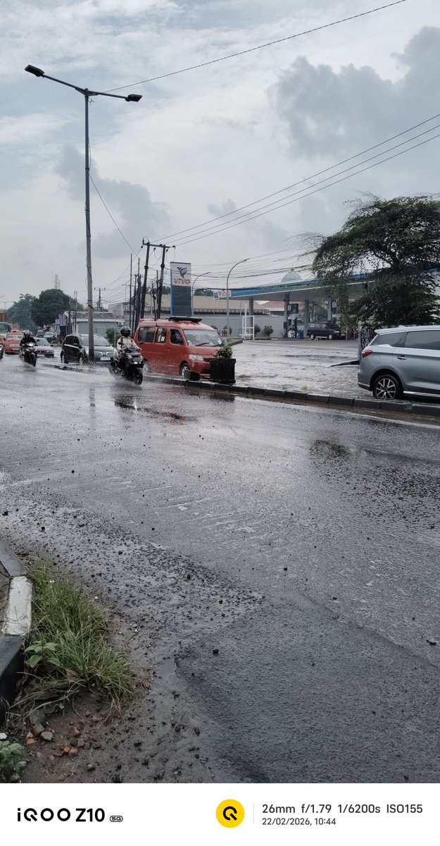 Nikidroid's tweet photo. @pemkotbekasi Banjir nih pak, depan SPBU Vivo, jl. Sultan Agung, Bekasi https://t.co/ovvyQG40Lc