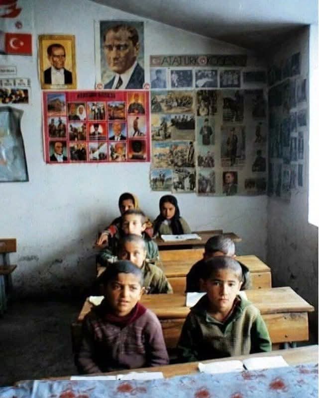 Eskiden sınıflarda ATATÜRK köşesi vardı 🇹🇷