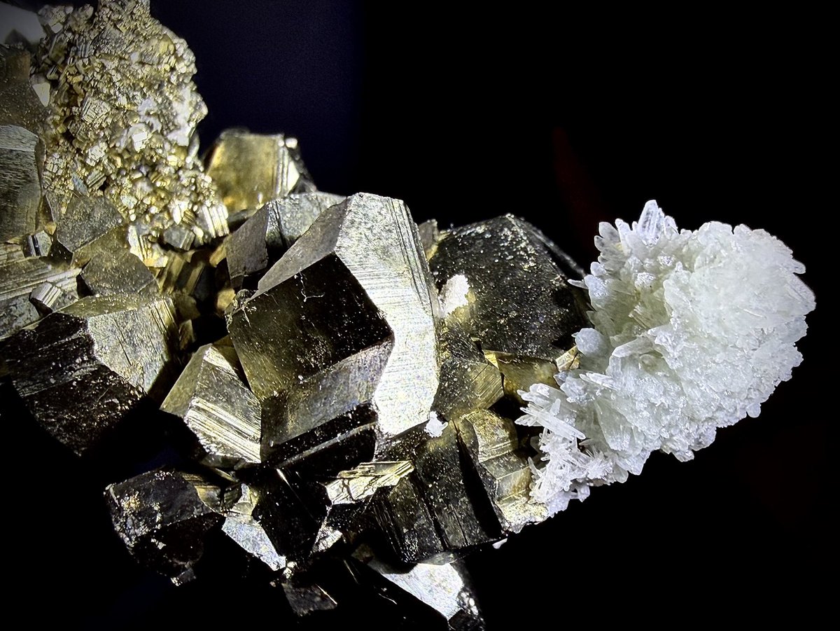 荒ぶる無機質な結晶郡の先に光るクォーツがたまらない🌟 ペルー産の