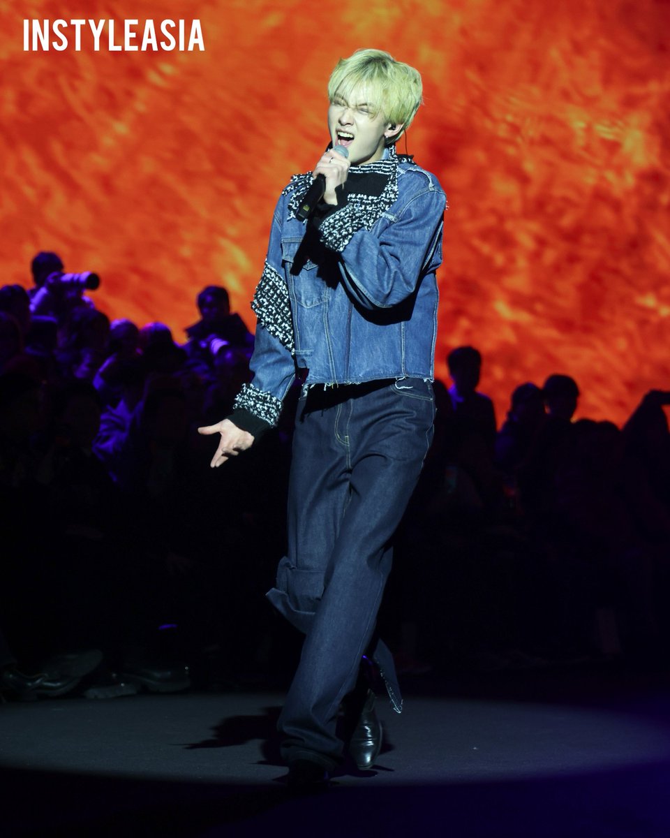instyleasia's tweet photo. K-pop boy group 2Z is known for their explosive stage presence and the sound that leans heavily into the grit of rock. 

Their charismatic persona provides the perfect auditory backdrop for designer Yoon Jong-kyu.

#John321 #SeoulFashionWeek #2Z #Kpop #Kfashion https://t.co/LDzSmhSoXD