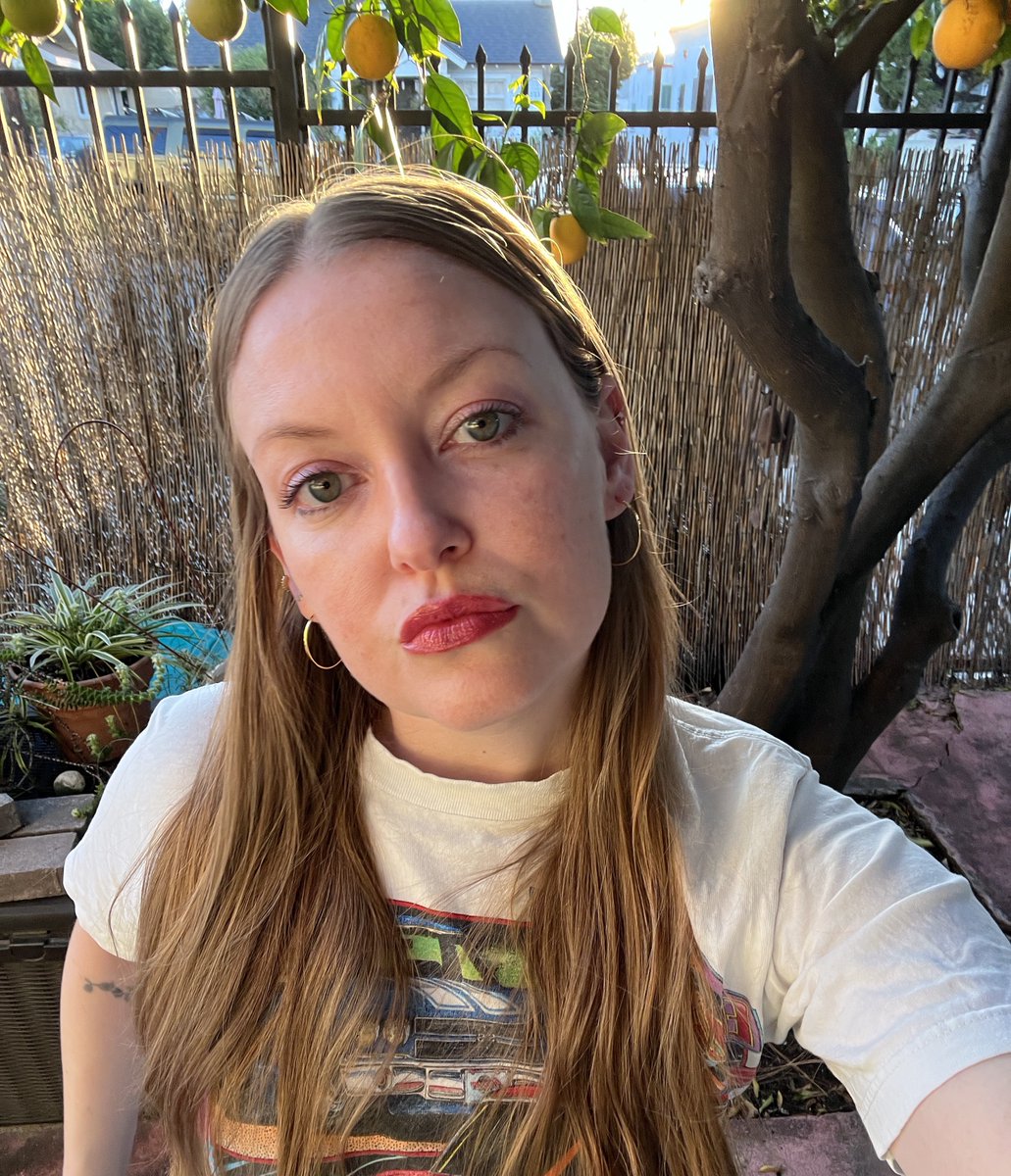 Elizabeth🦒 tweet media