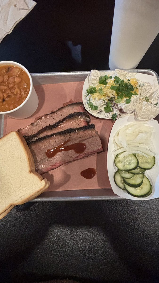 Según ustedes cuántas personas pudieran comer de esta bandeja, en mi caso comimos 2 y nos quedó 1 plato para llevar soy inteligente verdad 😁