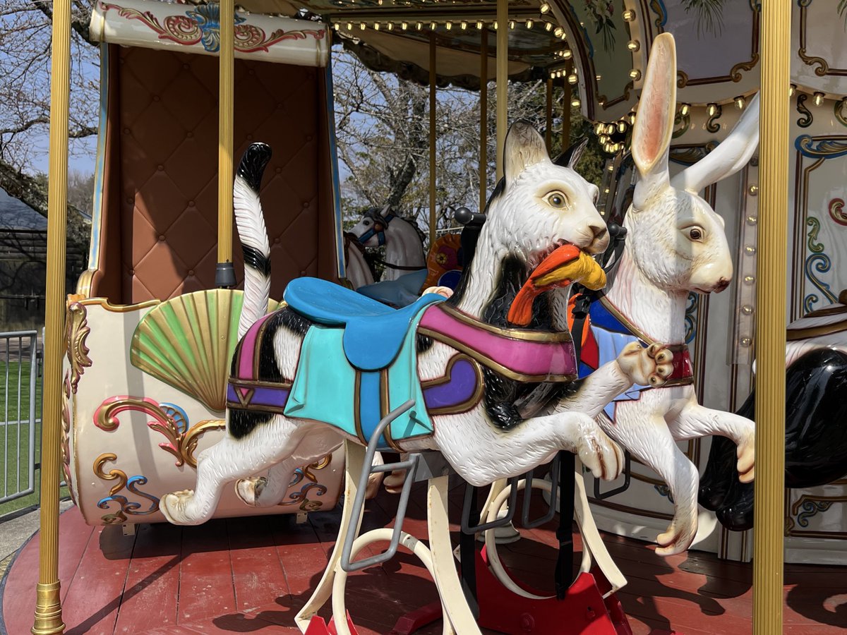 このメリーゴーランドの猫ちゃん、何くわえてるんですか