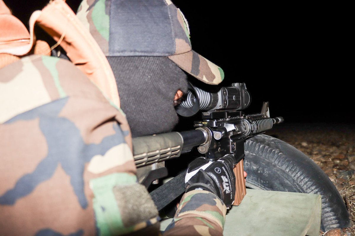 موږ هم حافظې لرو او هم اړینې محاسبې .
دلته چي چا بد کرلي ټول یې بیرته ریبلو ته مجبور کړل. 

ستاسو ویښ او ځیرک ځواکونه .
ګوته په ماشه او د هر ډول خطر په وړاندې ډال دي .