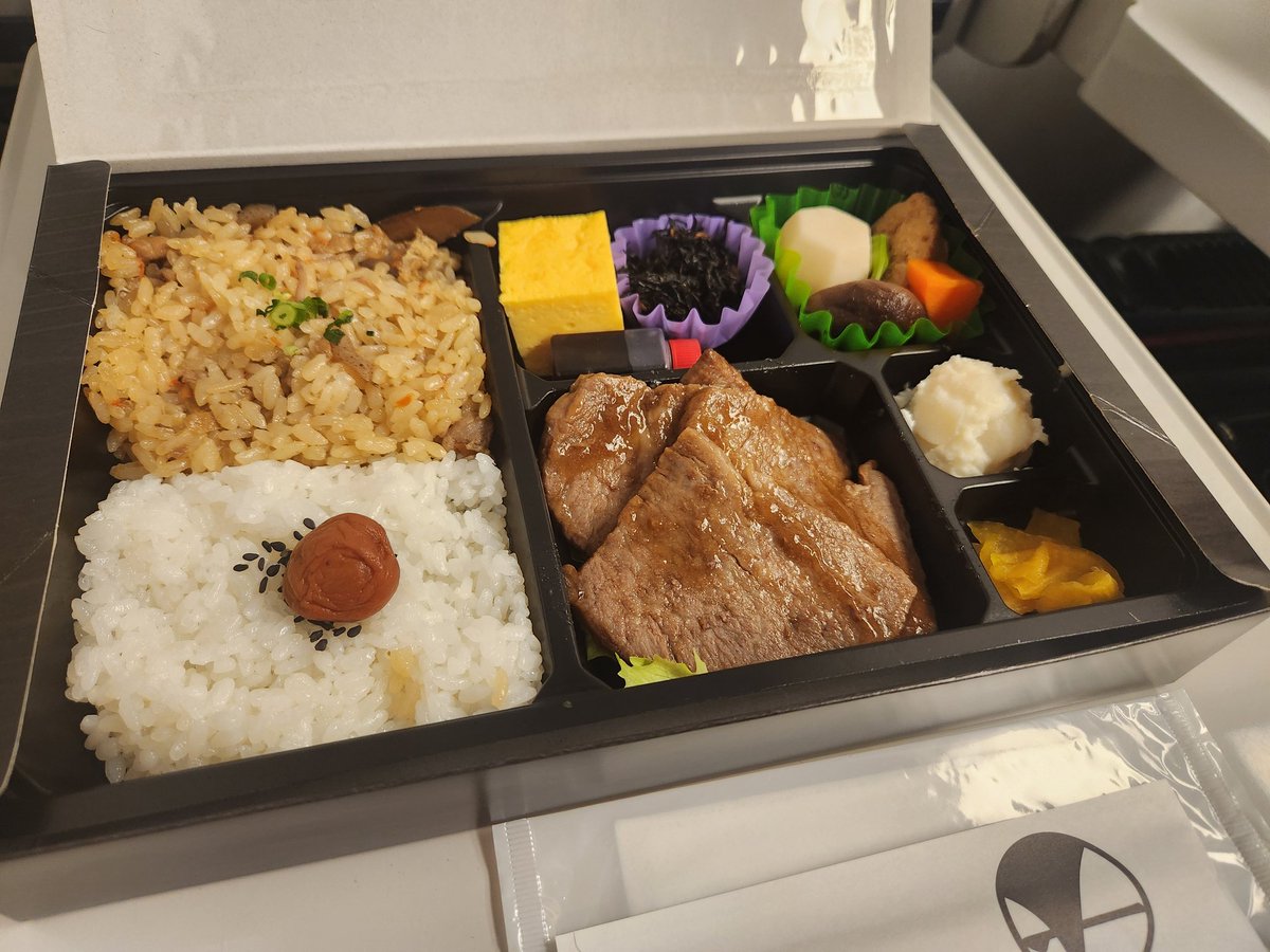 昨日。行きの新幹線で弁当に置いていた割り箸を爆笑して思いっきり手を