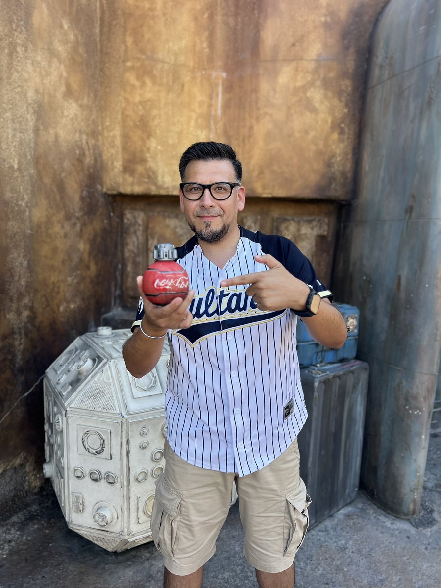 Yo hace 6 meses andaba paseando por ahí en #StarWars Land allá bien lejos por L.A. pero que rica me supo esta coquita! 👌🏼