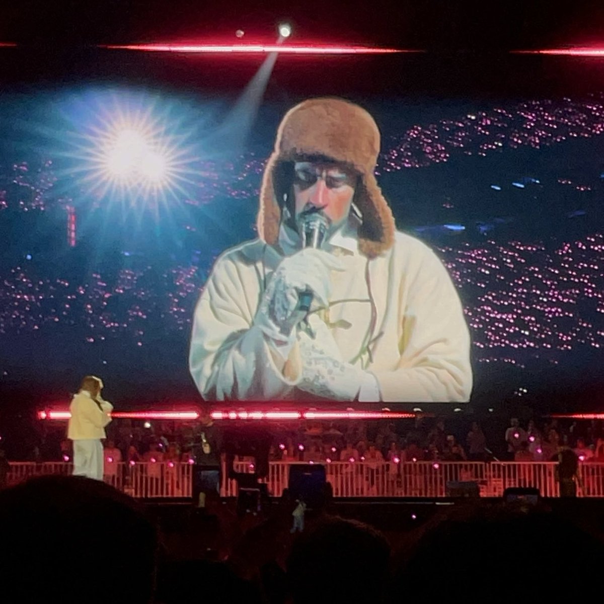 BadBunnyBrasil's tweet photo. 🚨 Em português, Bad Bunny afirma em segundo show que “Quer ficar aqui (brasil) pra sempre”.  🇧🇷🇵🇷

É ISSO GALERA! Conquistamos o homem! https://t.co/31gi57PCCO