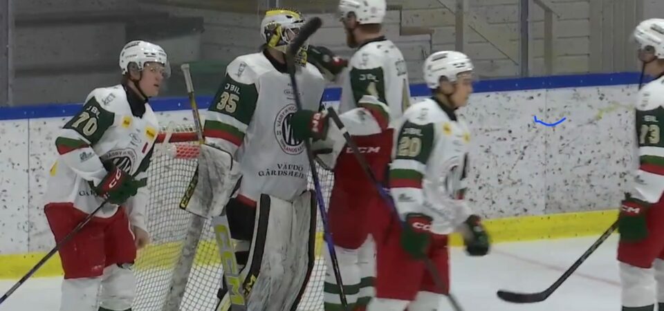 📝 | Väsby tog en knapp men ändå klar seger borta mot Clemensnäs där matchen slutade 3-2. Än en gång hamnade Väsby i ett underläge men kunde återigen vrida tillbaka matchen till sin fördel. Läs mer om den viktiga segern här nedan. ⤵️
hockeyettan.se/vasby-ik/nyhet…
#Väsby #VildaVäsby