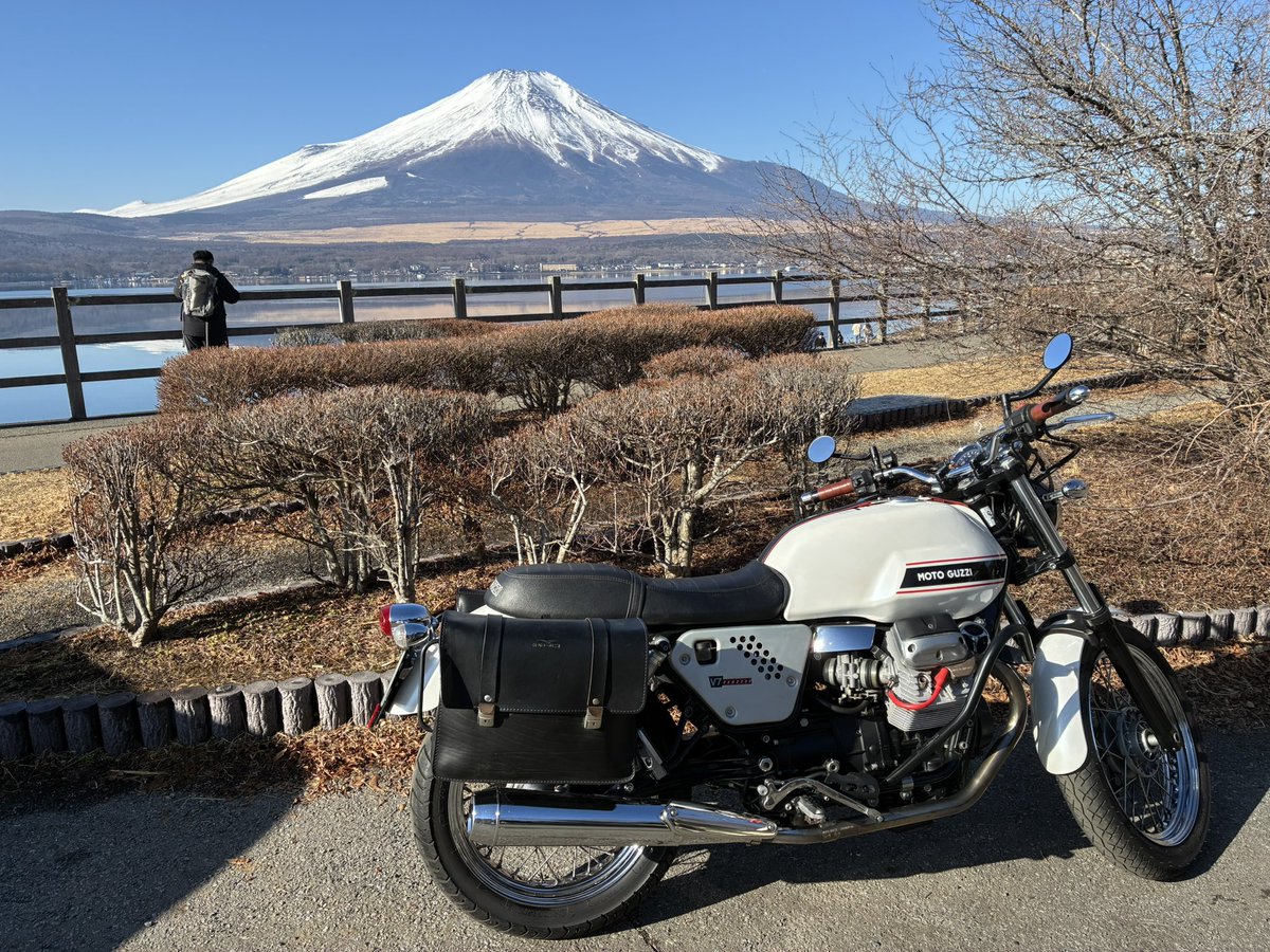 寒すぎ！ だけど雲のない富士山とV7classicの相性は最高^_^ 少し休ん