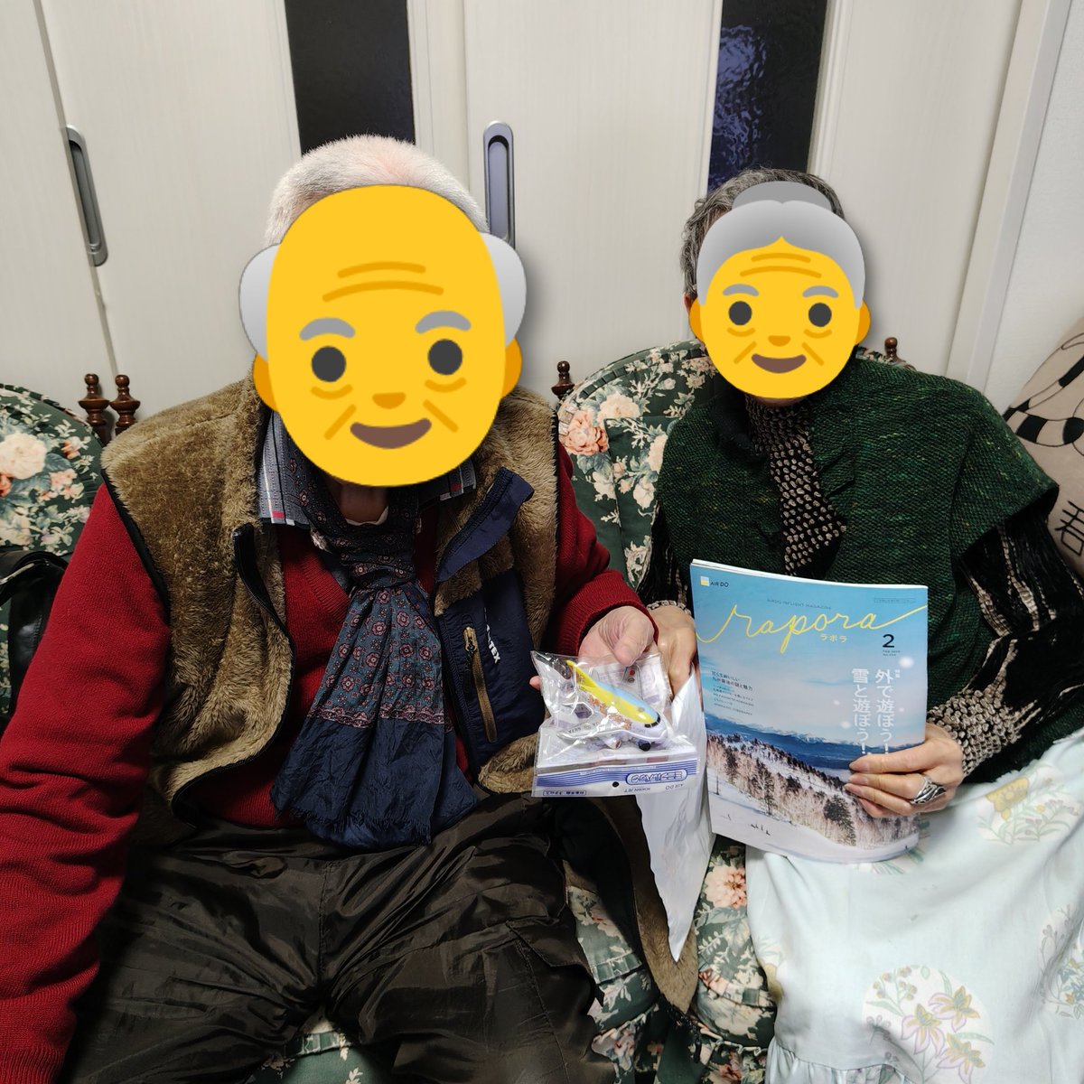 STARaohalu's tweet photo. 齢90overの父は✈️に乗ることも無くなり
帰省時に機内誌を持っていくと喜んでくれます
今回座席の機内誌を手に降りようとしたところCAさんが新しい物に交換してくださいました
ありがとうございます!
機内誌見てリクエストされた玩具✈️
前回は記事を見て仙台の蒲鉾を買ったそうです🤭
#AIRDO #rapora https://t.co/wtGUk5bI0t