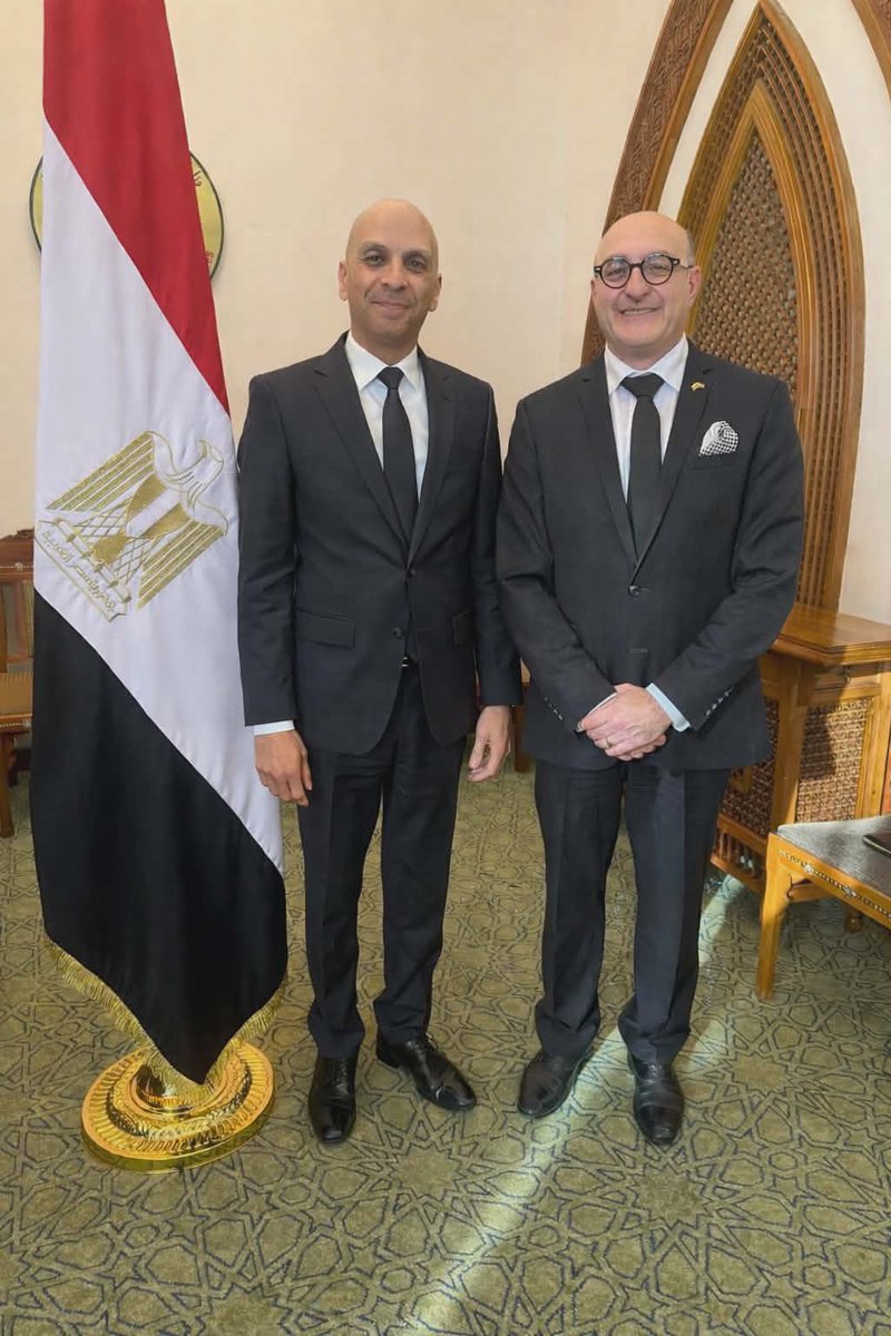 RamyBotros's tweet photo. ظروف شغلي  بتخليني أتعامل مع دبلوماسيين  من جنسيات مختلفة و  بصفة العامة انهم غاية في الاحتراف و الرقي ، لكن الدبلوماسيين المصريين في حتة تانية خالص، منتهي الذكاء و التمكن شخصيات جذابة و روحها بسيطة،  جديرة انها تشيل ارث ٧٠٠٠ سنة حضارة  سعدت جدا بالتواصل مع  سعادة السفير تميم خلاف المتحدث الرسمي لوزارة الخارجية المصرية ، مستوي عالي  و راقي جدا يعكس نجاح الدبلوماسية المصرية ، ان شاء الله تسمعوا اخبار كويسة بين مصر و كندا بالاخص اقتصاديا و تجاريا قريبا جدا ! 
( مش عارف ليه الكرافتة مش مظبوطة بس الاخبار الجايةً مفرحة و مظبوطة ) 
#وزارة_الخارجية_المصرية
#المتحدث_الرسمي_لوزارة_الخارجية_المصري