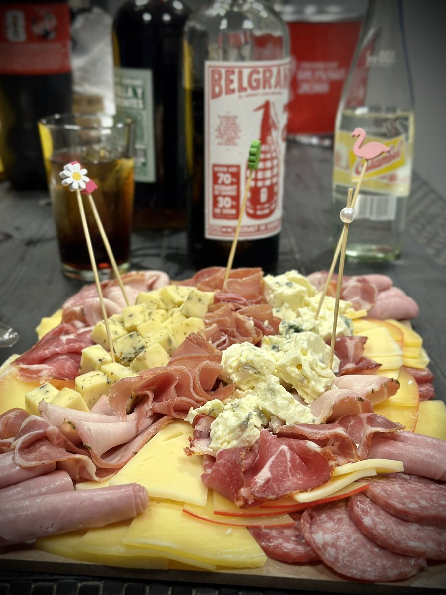 Le quiero agradecer a los pibes de Fiambrería Provenza que me mandaron por mi cumpleaños esta tremenda picada. Arrancaron en noviembre con el proyecto y le vienen metiendo. Excelente calidad de producto. Puro fiambre. Sin gilada. Callao 1449.