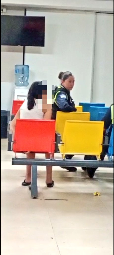 En Tucumán hay una nena de 12 años que hace TikTok porque quiere ser influencer. Vive en un barrio muy humilde. Hoy se acercó a un desalojo transmitiendo en vivo y se la llevó la Policía. Tras varias horas, la familia la encontró esposada en el hospital Avellaneda.