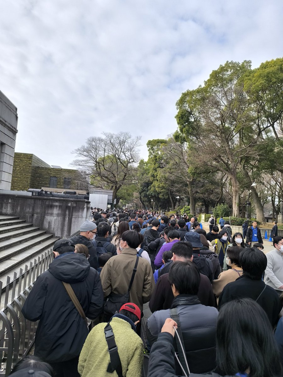 大絶滅展の行列だが、恐竜博2023年の行列の114514倍来てる。つまる話見たことない行列になってるので笑うしかないwwwwwwwww #大絶滅展