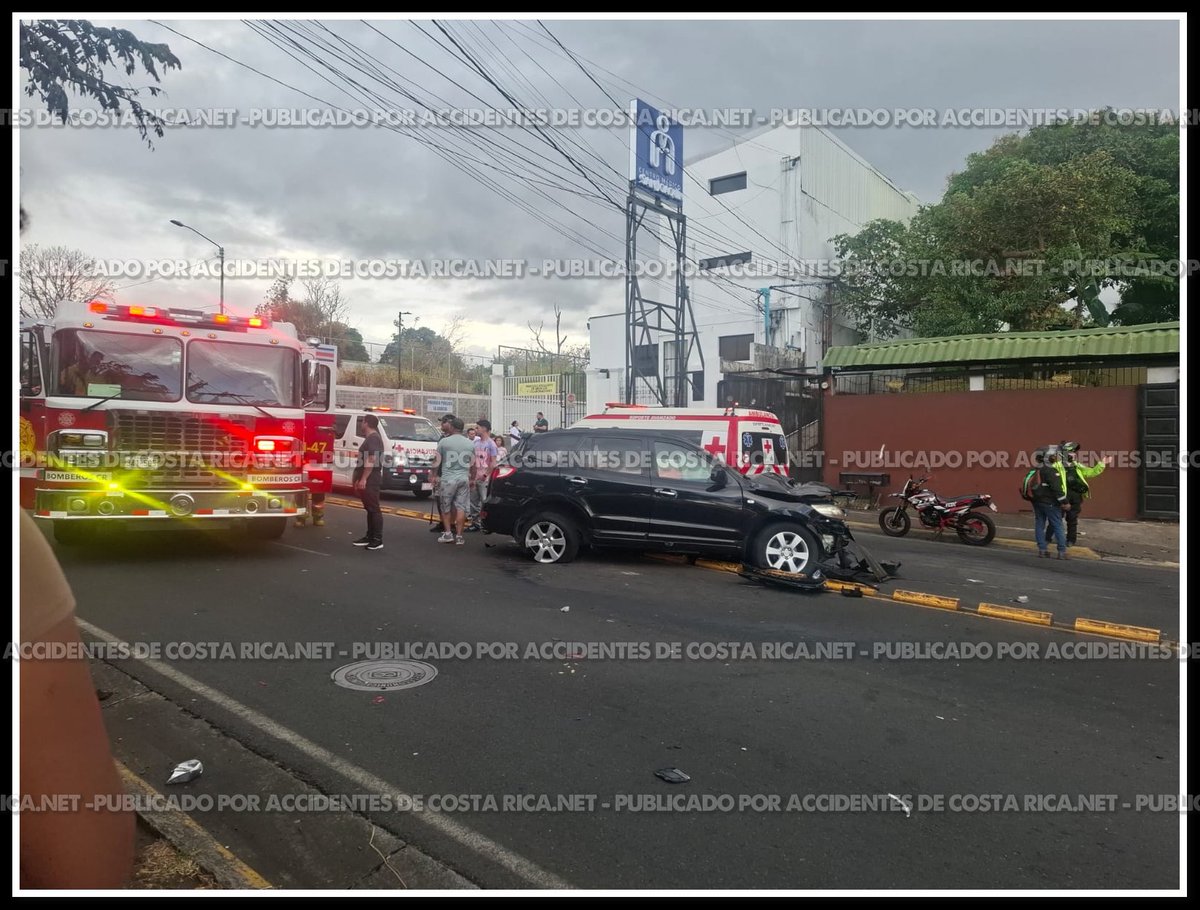 Aparatoso choque en San Joaquín de Flores quedó captado en video: auto da varias vueltas tras el impacto.

👉👉accidentesdecostarica.net/aparatoso-choq…