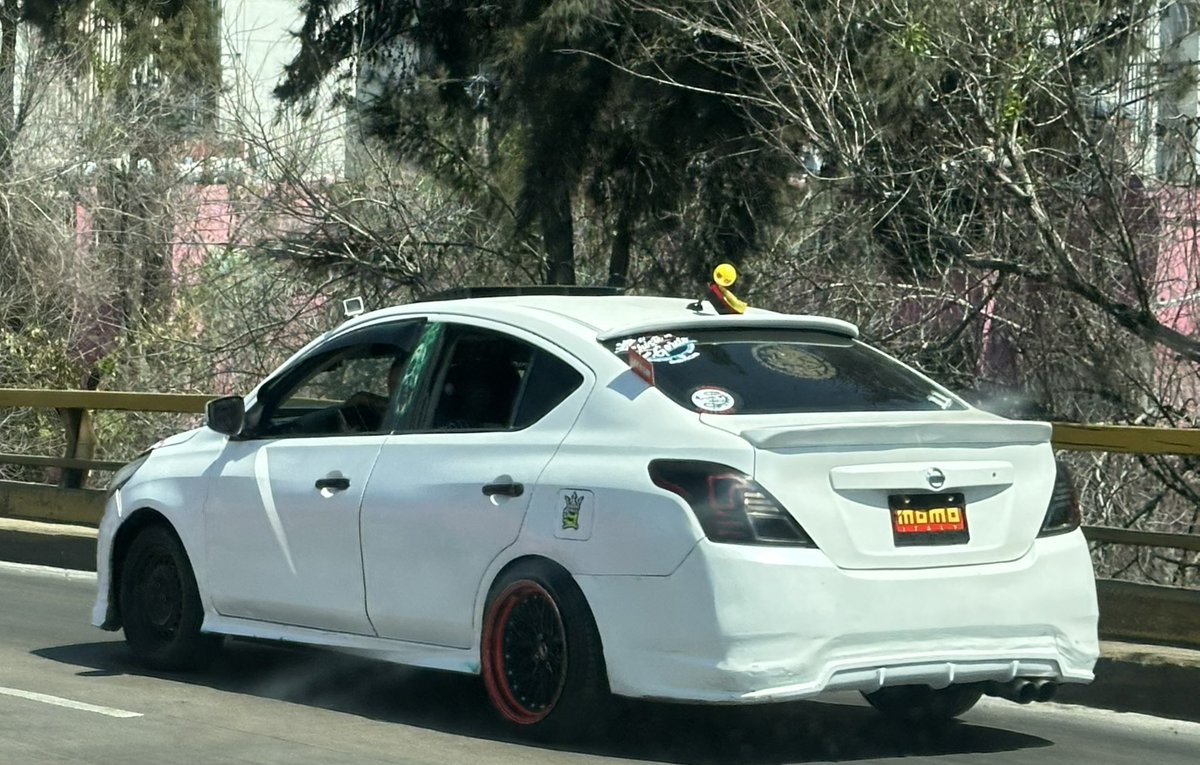 Que crees que es: Policia, mañoso,naco, taxista ? 

Es POLICÍA 👮 por eso no placas, no verificación y es un pinche panzón de color serio y va circulando impunemente por Churubusco y nadie lo detiene, nadie verdad <a href="/UCS_GCDMX/">Unidad de Contacto del Secretario SSC CDMX</a> <a href="/SSC_CDMX/">SSC CDMX</a> #Transito #CDMX <a href="/ClaraBrugadaM/">Clara Brugada Molina</a>