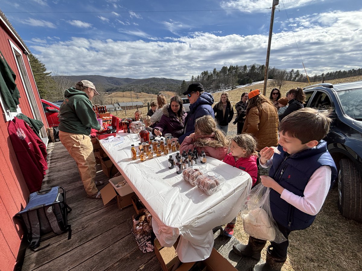 WVDeptofAg's tweet image. It was perfect weather☀️ for Mountain State #MapleDays! The sap was flowing, the syrup bubbling and lots of people were visiting sugar shacks all across the state. Not only did they get to see how pure WV #maplesyrup was made, they also got to sample it!