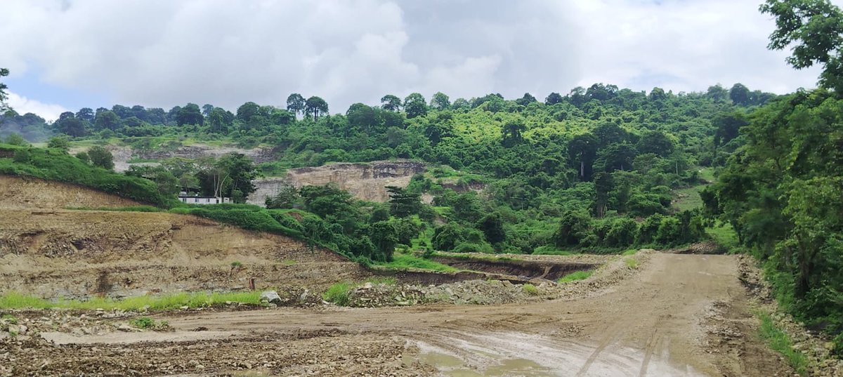 ViaLaCostaLucha's tweet image. Nos llegan imágenes de una Cantera q comenzó a operar en el  2025 en el Km22 #ViaALaCosta Segun los habitantes indican q se están bajando los cerros, tienen viviendas afectadas. Solicitan inspección de las autoridades. @EcuadorMAE @inesmanzano @isabel_tamariz @marcelaguinaga