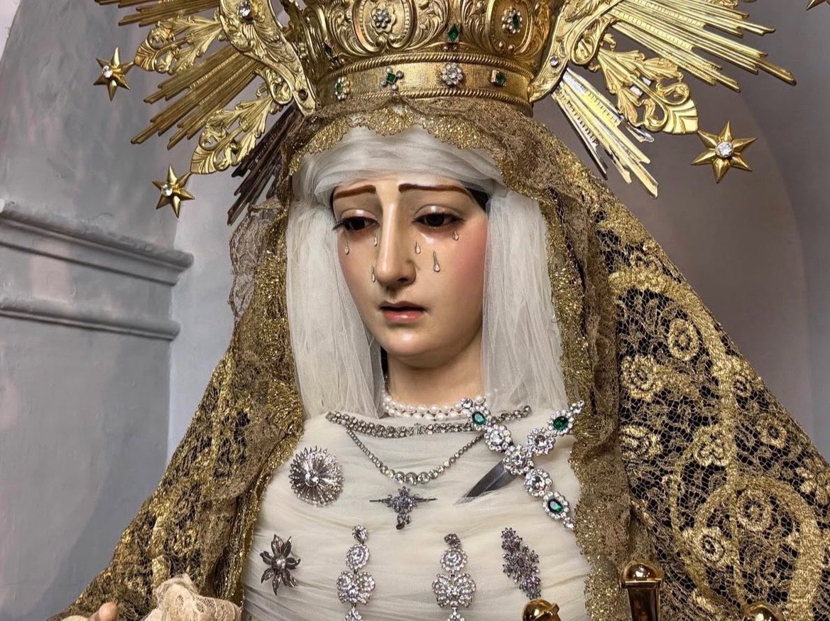 Vaya cosa más preciosa. Porque un tul bien puesto hace maravillas. Y aquí se ve en la Madre del Caído cordobés.