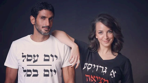 segevafriat's tweet photo. עד כמה ההסתה מכל המחנות גדולה? עד "תשנא כי הוא מהמחנה השני". 

אני איש ימין. תמיד הייתי.

צחי הלוי איש שמאל. לאחרונה, כך חטאו, הוא נכנס לאולפן ונישק את אשתו. 

ביום 7.10.23 מחבלים נכנסו לכפר עזה. שם, הם השתלטו על הבית של משפחתה של מתן גנדלמן. מהבוקר של 7.10 עד השעה 1:30 בלילה של יום ראשון המחבלים צרו על הבית. כי הרבה אנשים התבצרו בבית. מתן והילדים שלה, הגיעו לחופשת חג שם.

היא שולחת מיקום לאנשים כדי שיעבירו לאחרים שימצאו אותם. המיקום מגיעה לבחורה בניו-יורק שמעבירה אותו לידידה שלה: לוסי אהריש. לוסי אהריש מעבירה את המיקום לבעלה, השחקן צחי הלוי, שנמצא במילואים בעזה כבר מהיום הראשון. הוא לוקח צוות, הם נוסעים ד לבית בכפר עזה ומחצים, לאחר כמעט יממה שלמה, משפחה מהבית, אחרי 20 שעות בממ"ד. 

אז הנה עובדה: צחי הלוי הציל ב-7.10 עשרות אנשים. ובחלק מהמקרים - אשתו, לוסי אהריש, שרק לאחרונה אנשים קוראים לה "מחבלת", עזרה לו והכווינה אותו, להציל אנשים. 

למה זה, למשל, לא אייטם? 

אני יודע, זה פוסט מבאס. אנחנו עכשיו בטנטרום של לשנוא, להבעיר, להוקיע. ועוד עכשיו, אנחנו נכנסים לתקופת בחירות אז בכלל - זמן לחגיגה. 

איך יש לכולנו כוח למלחמה הפנימית הזו, כשרק עכשיו יצאנו, בעור שינינו, ממלחמה קיומית?