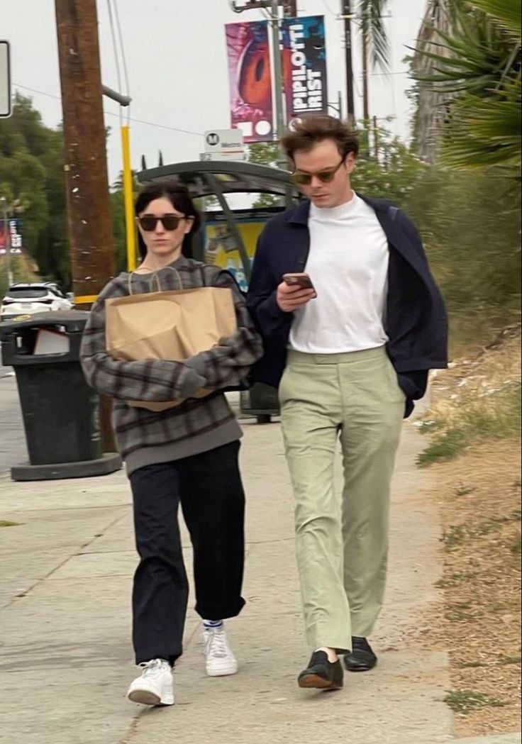 DaiDiasofficial's tweet photo. Tópico sensível:
Charlie Heaton  e Natalia Dyer indo ao mercado https://t.co/B4jY8M5gTE