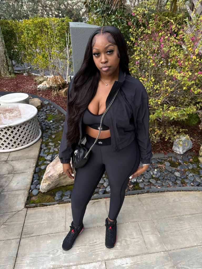 _driekaaa's tweet photo. Mrs. Trendsetter whatever she do they bite 🖤🔥
#NoFilter https://t.co/DpQaMu8wVx