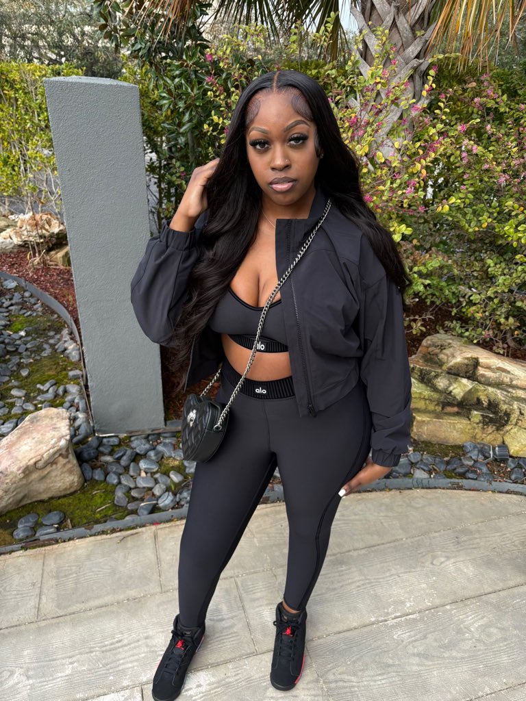 _driekaaa's tweet photo. Mrs. Trendsetter whatever she do they bite 🖤🔥
#NoFilter https://t.co/DpQaMu8wVx