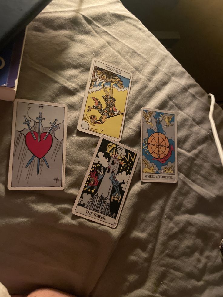 huyncito's tweet image. Au #Hyunin
Hyunjin se siente un tanto confundido por las intenciones del chico que le gustaba.
En vez de ser directo y preguntarle, le parece mejor idea pagarle a "una" tarotista. 

 sin saber que esa misma tarotista, sería un chico y su gran amor jeongin.