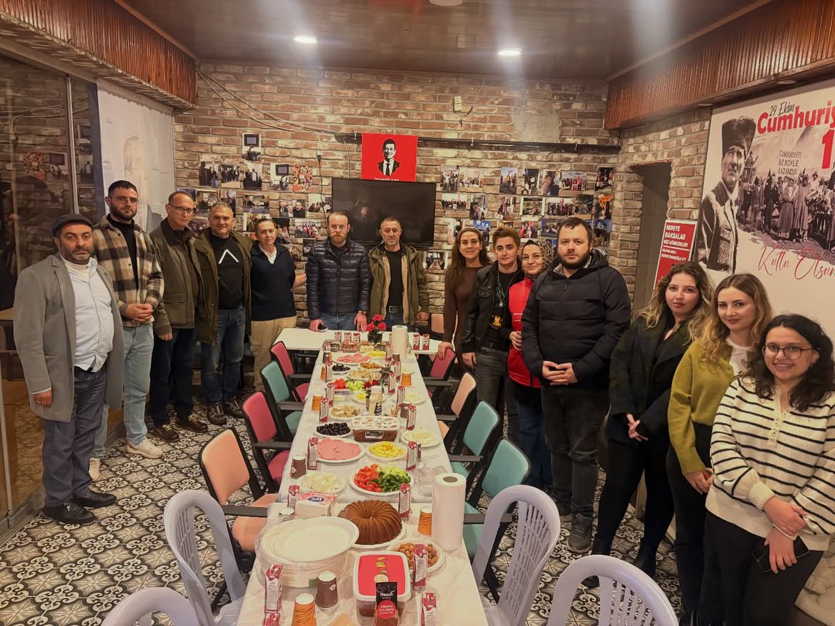 Bu gece Gümüşsuyu Mahalle Temsilciliğimizde sahur soframızda buluştuk.
Birlikte paylaştık, birlikte güçlendik.
Adalet, demokrasi ve dayanışma için omuz omuza yürümeye devam edeceğiz.