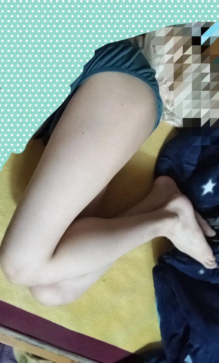 hypo2424's tweet photo. 躺床，側邊腿照 https://t.co/2wS4p0wnk4