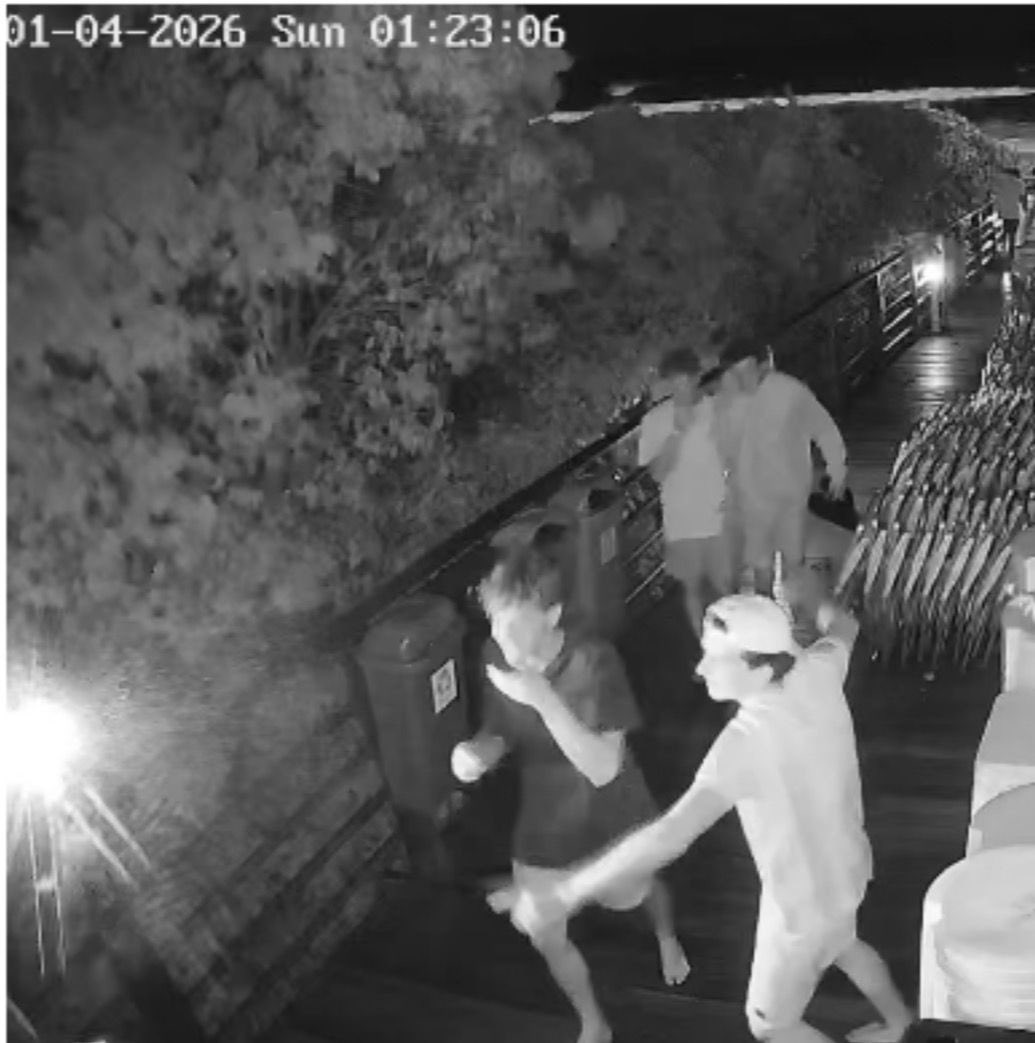 🚨 CASO ORELHA

Novas imagens da madrugada em que o Orelha foi espancado. A mídia expôs imagens deles andando como anjinhos, mas essas imagens mostram a verdade de como foi o comportamento deles naquela noite. A fonte que revelou disse que tem muito mais e vai soltar aos poucos.