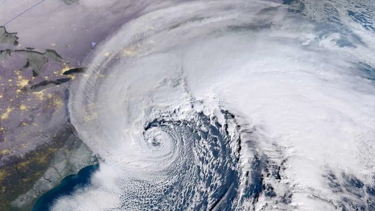 MUNDO | Ciclone bomba poderoso ameaça dezenas de milhões no Nordeste dos Estados Unidos com pior nevasca em anos. ▶️ metsul.com/ciclone-bomba-…