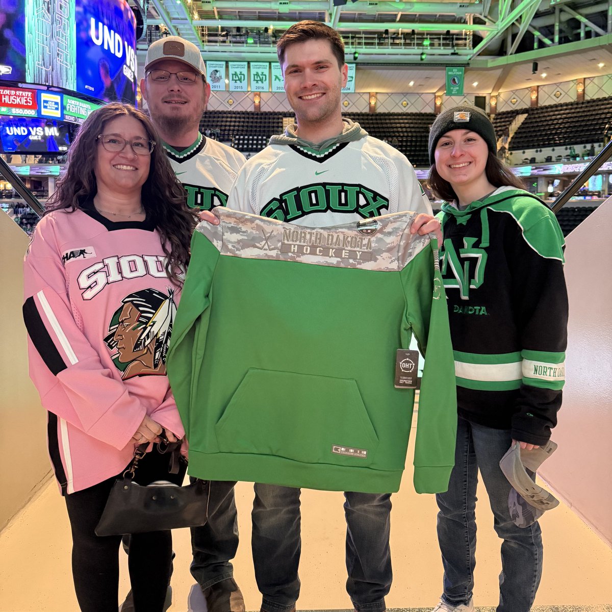 TheREA's tweet image. Welcome Second Lieutenant Alexander Jones of the 191st Military Police Company, North Dakota National Guard, Grand Forks - our Saturday night @UVBank #SeatsForSoldiers honoree. 

Apparel is provided by @ColosseumAthl benefiting @SupportOHT &amp;amp; available at the @siouxshop