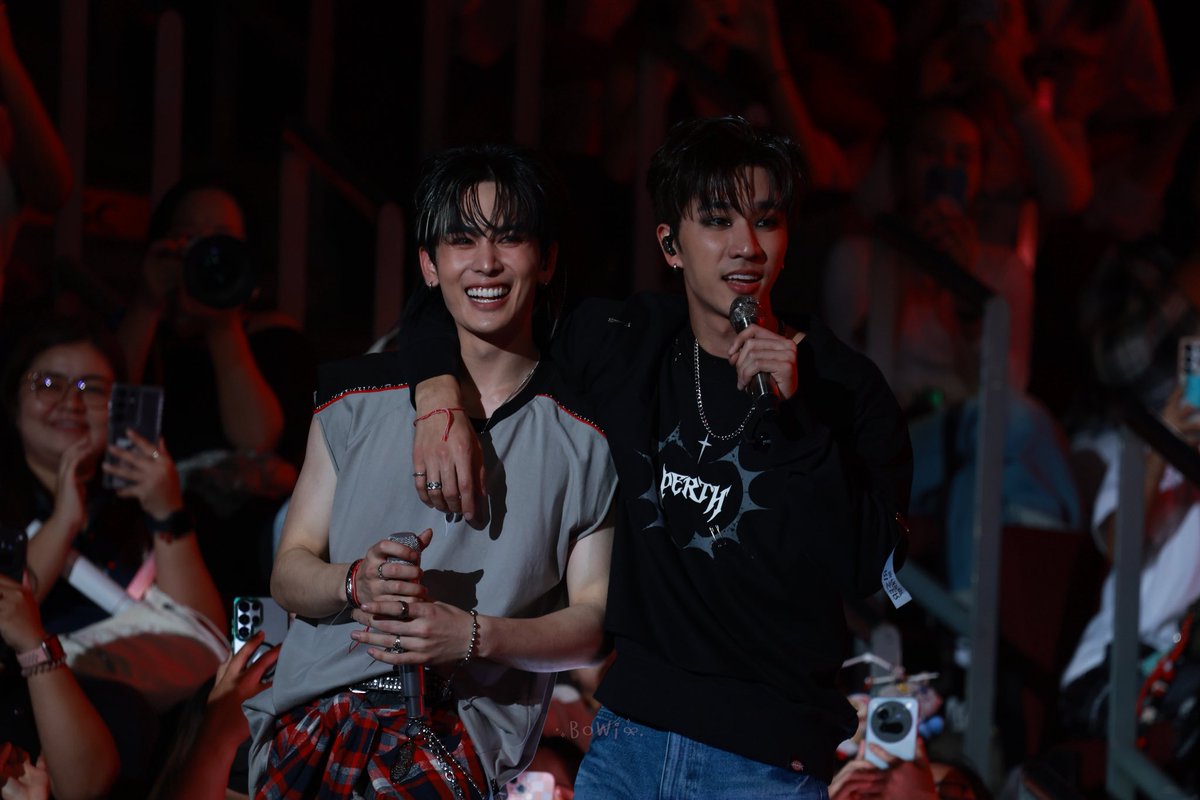 NajaSticker's tweet image. RT @SThumya: มักเน่ 2 วงนี้สนิทกันเนาะ😂

#RISERCONCERT
#PerthTanapon #Santapp 
#เพิร์ธแซนต้า #PerthSanta