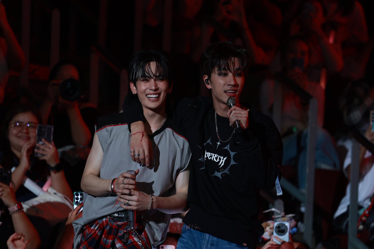 NajaSticker's tweet image. RT @SThumya: มักเน่ 2 วงนี้สนิทกันเนาะ😂

#RISERCONCERT
#PerthTanapon #Santapp 
#เพิร์ธแซนต้า #PerthSanta