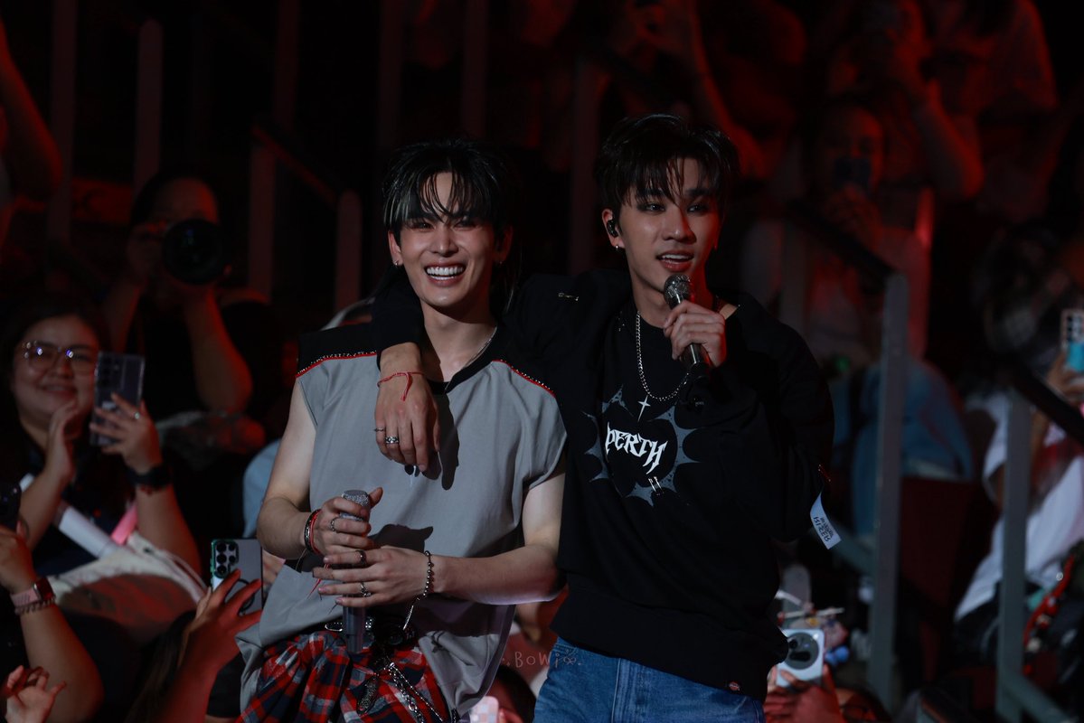 NajaSticker's tweet image. RT @SThumya: มักเน่ 2 วงนี้สนิทกันเนาะ😂

#RISERCONCERT
#PerthTanapon #Santapp 
#เพิร์ธแซนต้า #PerthSanta