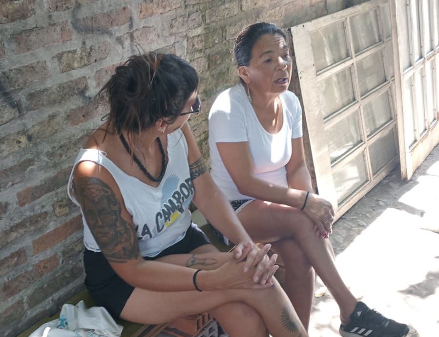 LaCamporaHur's tweet photo. •En todo Hurlingham, hablando con los vecinos y vecinas sobre la Reforma Laboral de Milei y el FMI. 

Trabajo si, esclavitud no. https://t.co/9CFk32RpIH