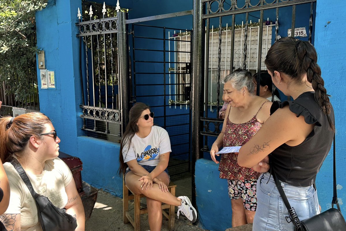 LaCamporaHur's tweet photo. •En todo Hurlingham, hablando con los vecinos y vecinas sobre la Reforma Laboral de Milei y el FMI. 

Trabajo si, esclavitud no. https://t.co/9CFk32RpIH