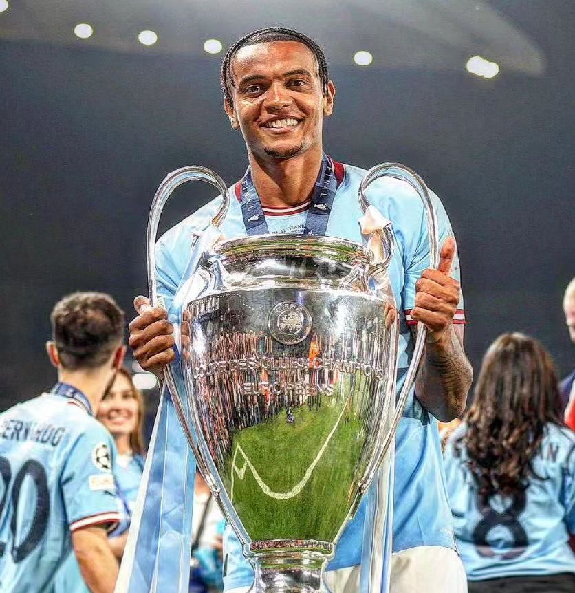 Fuertes declaraciones de Manuel #Akanji sobre su salida del #ManchesterCity:

"De repente, el City tenía seis centrales en forma. Cuando vi que no jugaba al comienzo de la temporada, empecé a estudiar mis opciones con mi agente".

"Los clubes suelen exigir lealtad a los