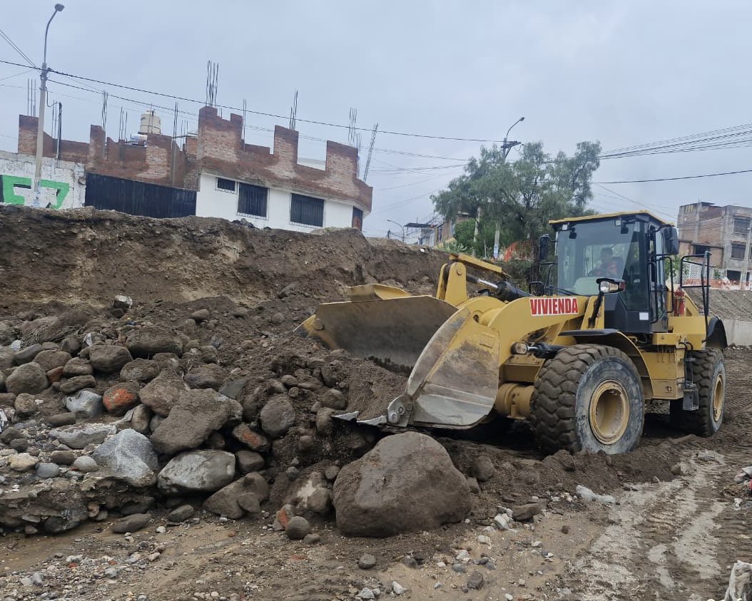 viviendaperu's tweet image. #Arequipa | 🚨 ¡La respuesta no se detiene!

✅ Al cierre de la jornada, la maquinaria del Programa Nuestras Ciudades continúa trabajando en las zonas afectadas por el huaico en el distrito de #Cayma. 

✅ El Ministerio de Vivienda mantiene activa la intervención con maquinaria y