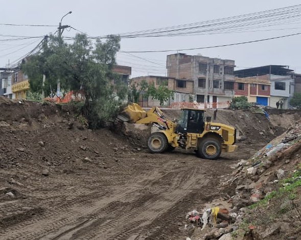 viviendaperu's tweet image. #Arequipa | 🚨 ¡La respuesta no se detiene!

✅ Al cierre de la jornada, la maquinaria del Programa Nuestras Ciudades continúa trabajando en las zonas afectadas por el huaico en el distrito de #Cayma. 

✅ El Ministerio de Vivienda mantiene activa la intervención con maquinaria y